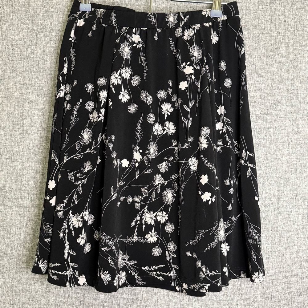 Gilli Black‎ and White Stretchy Floral Lightweight Skirt Size Small/Medium
